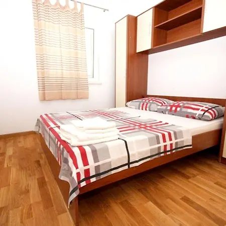Zrnovo Poolside Retreat