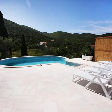 Cosy In Zrnovo - 30 Sqm With Shared Pool